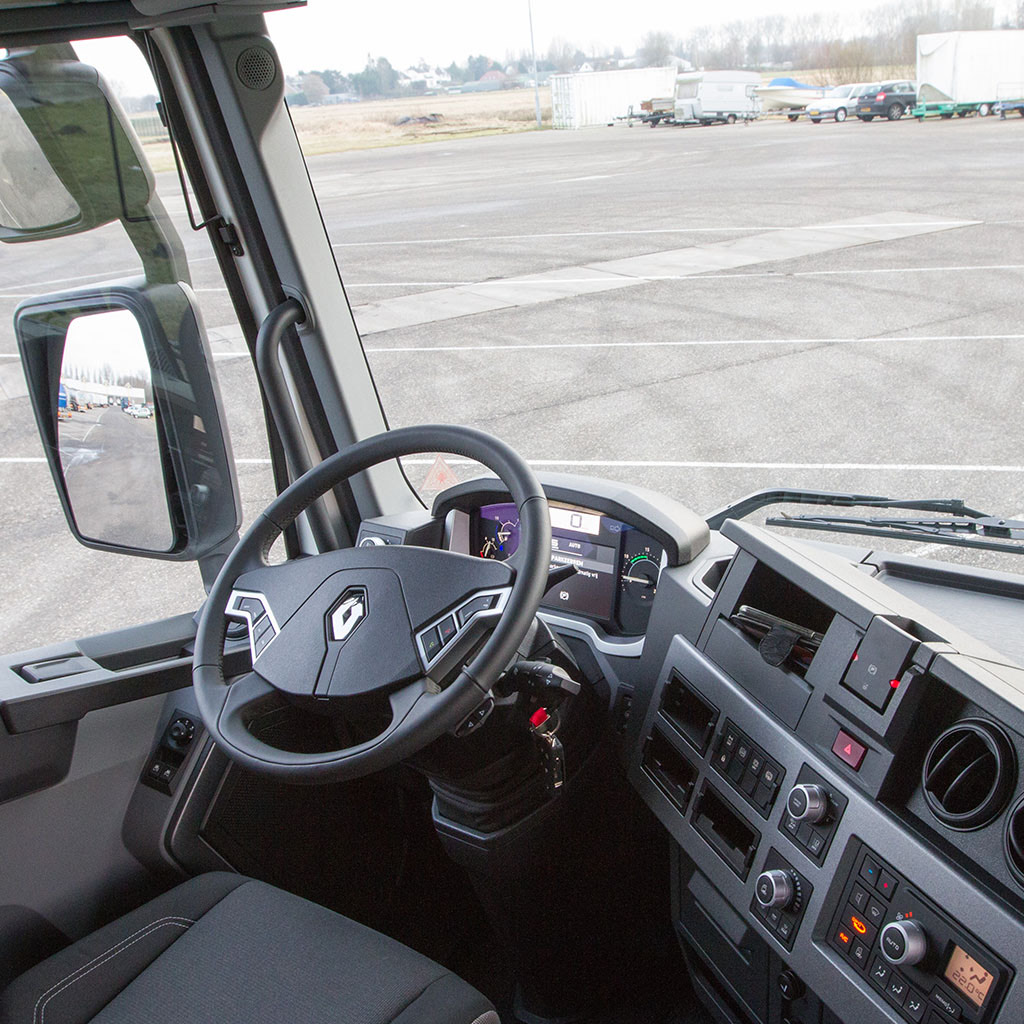 Dashboard en boardcomputer in de cabine van een Renault-truck van Melle Transport