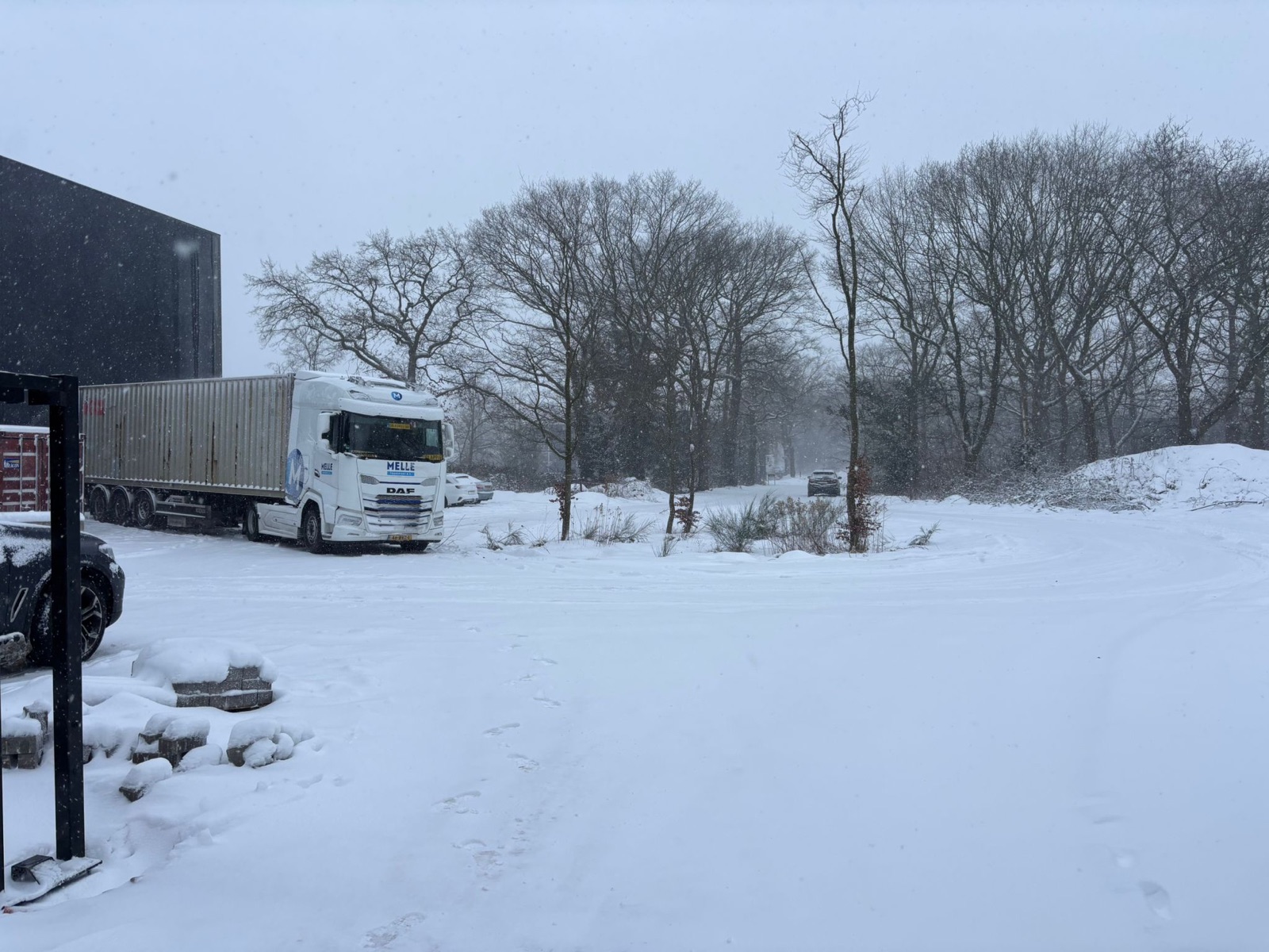 DAF truck van Melle Transport met container in de sneeuw