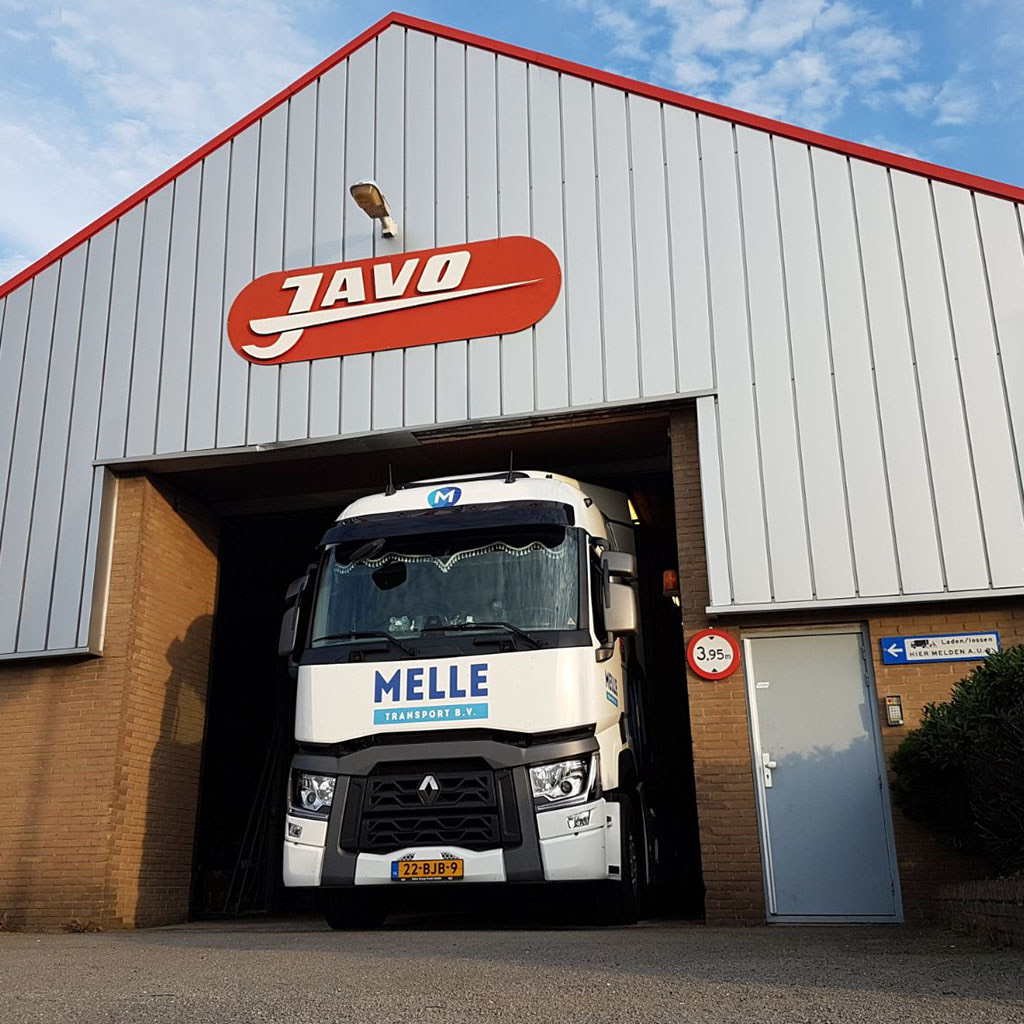 Een Melle Transport truck bij de eigen vestiging in Bergschenhoek