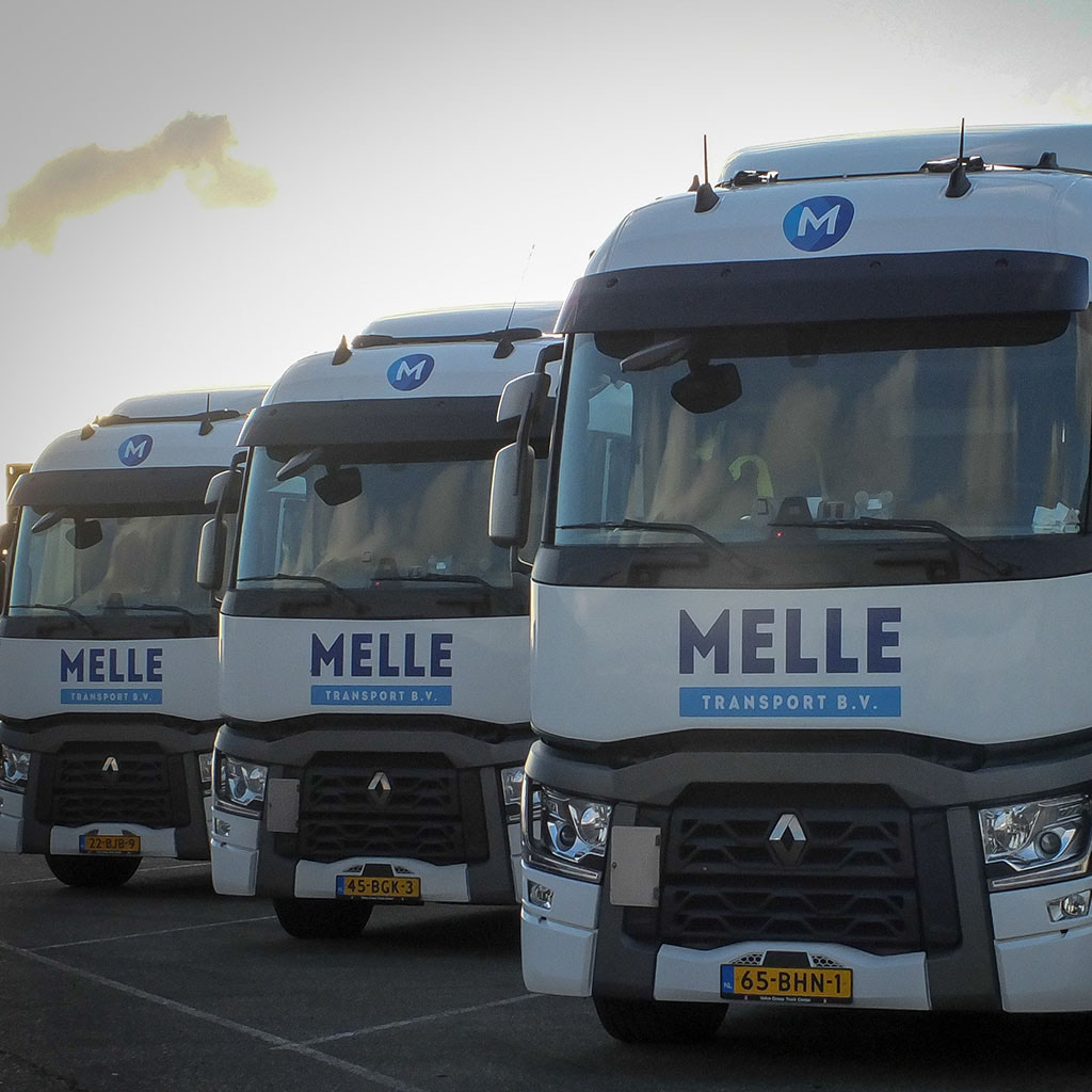 De trucks van Melle Transport op een rij bij het ochtendlicht