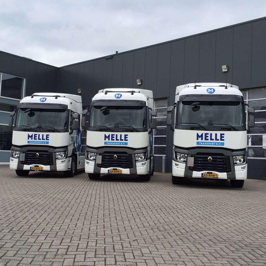 Drie Euro 6 trucks van Melle Transport op een rij voor de vestiging