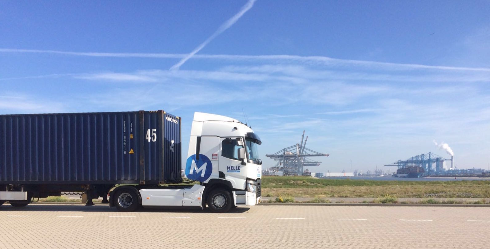Melle Transport Euro 6 truck met een 45ft zeecontainer bij de terminals op de Maasvlakte
