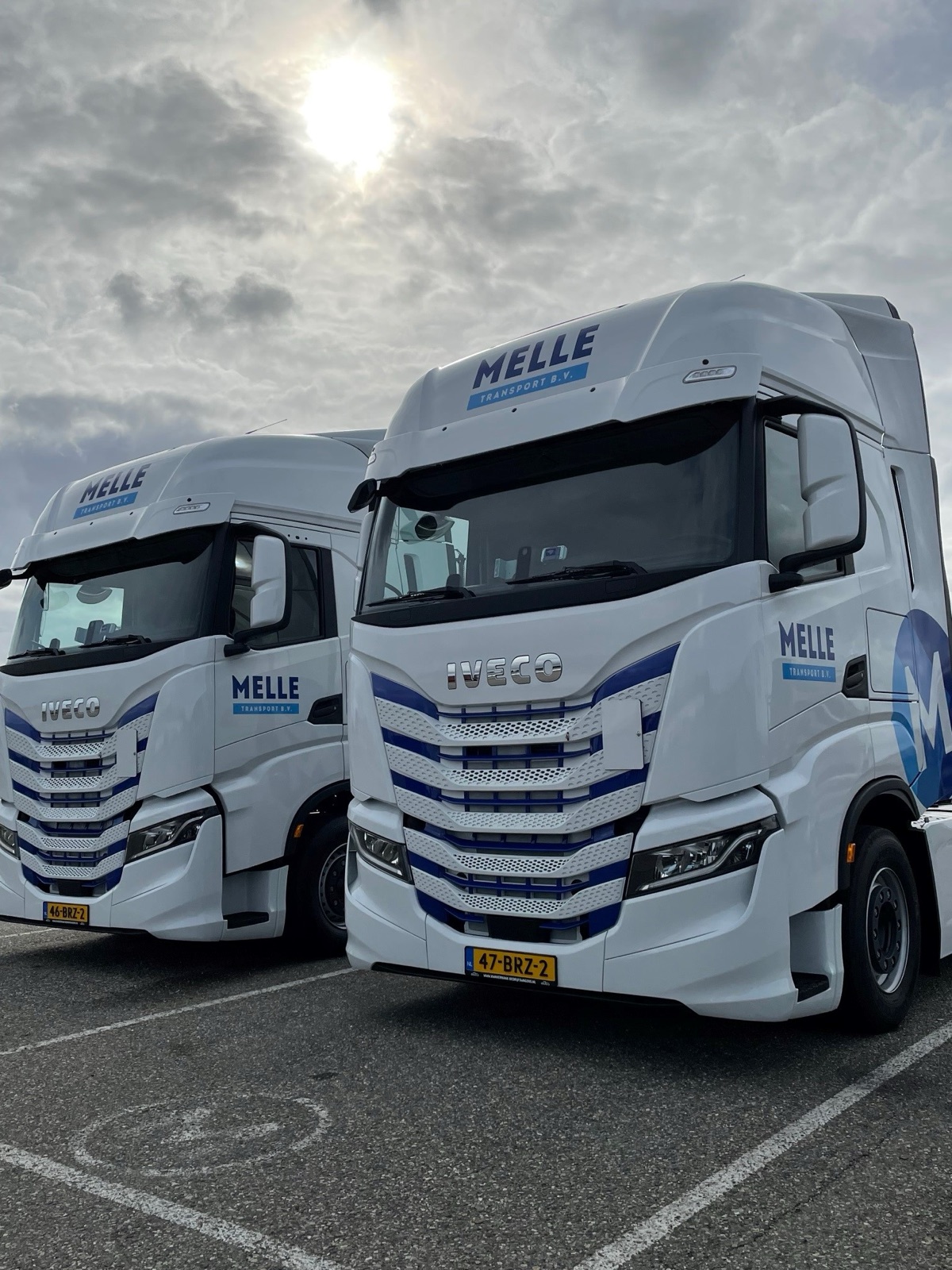 Twee IVECO S-Way trekkers van Melle Transport naast elkaar