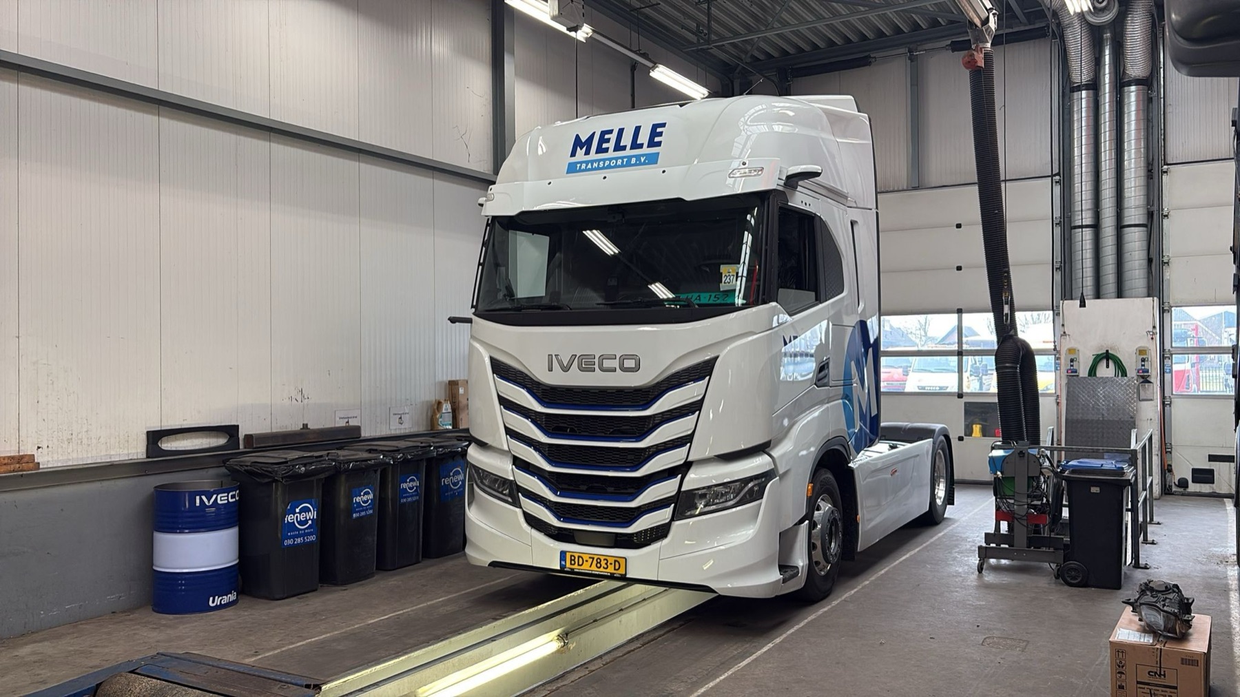 IVECO S-Way truck van Melle Transport in de werkplaats