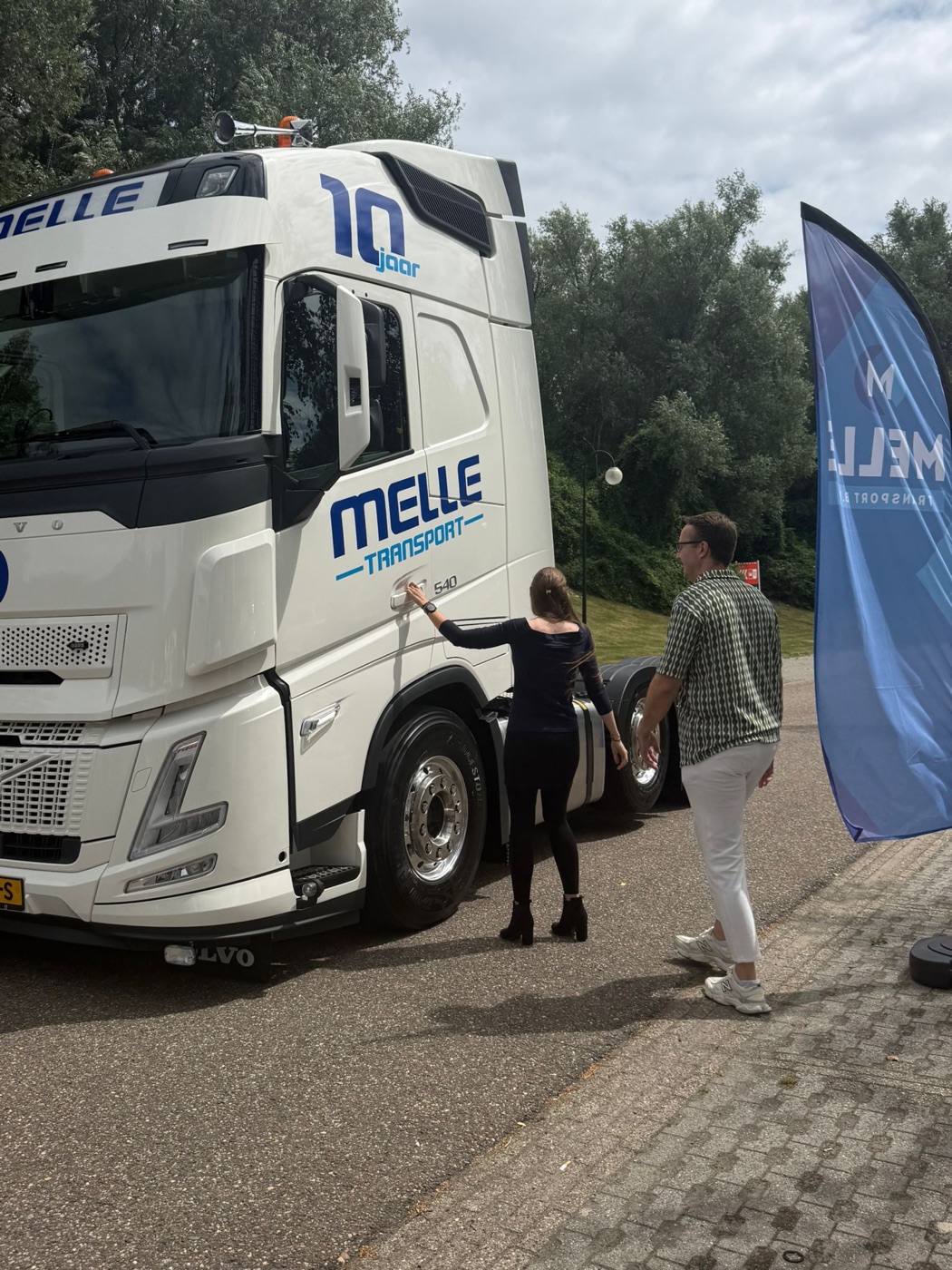 De jubileum-Volvo wordt bekeken tijdens de viering van het 10-jarig bestaan