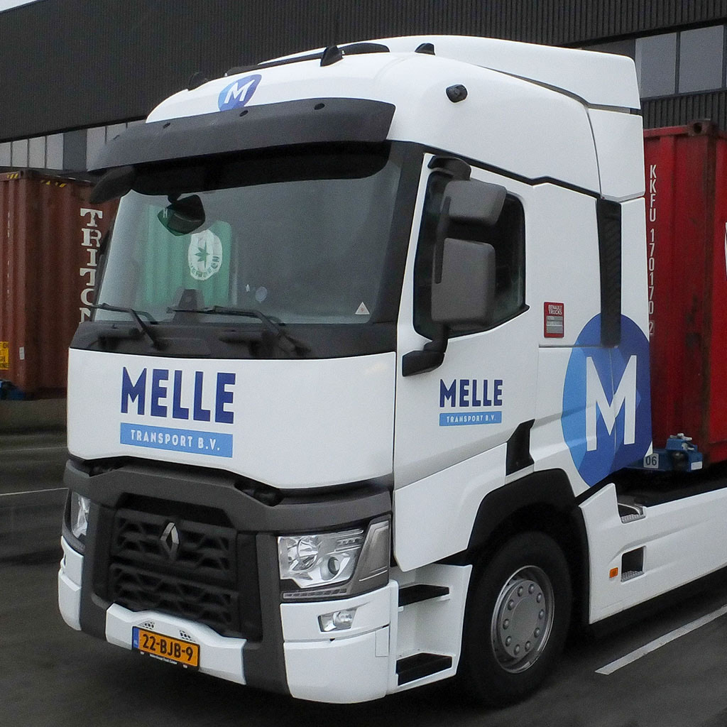 Melle Transport truck met container bij de laaddocks van de eigen loods