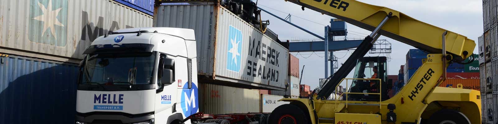 Op- en overslag van een zeecontainer op de terminal, met een Melle Transport truck