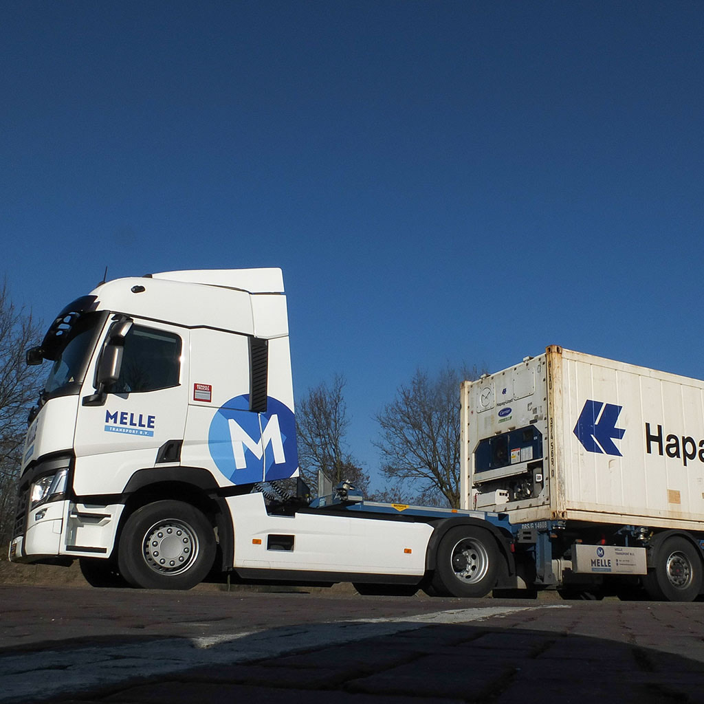 Melle Transport truck met een gekoelde reefercontainer met Carrier koelunit