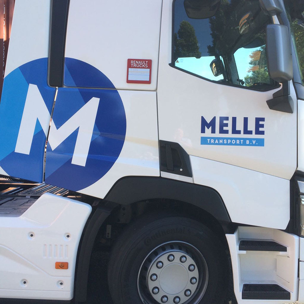 Close-up van het M-rondel-logo op de cabine van een Melle Transport truck