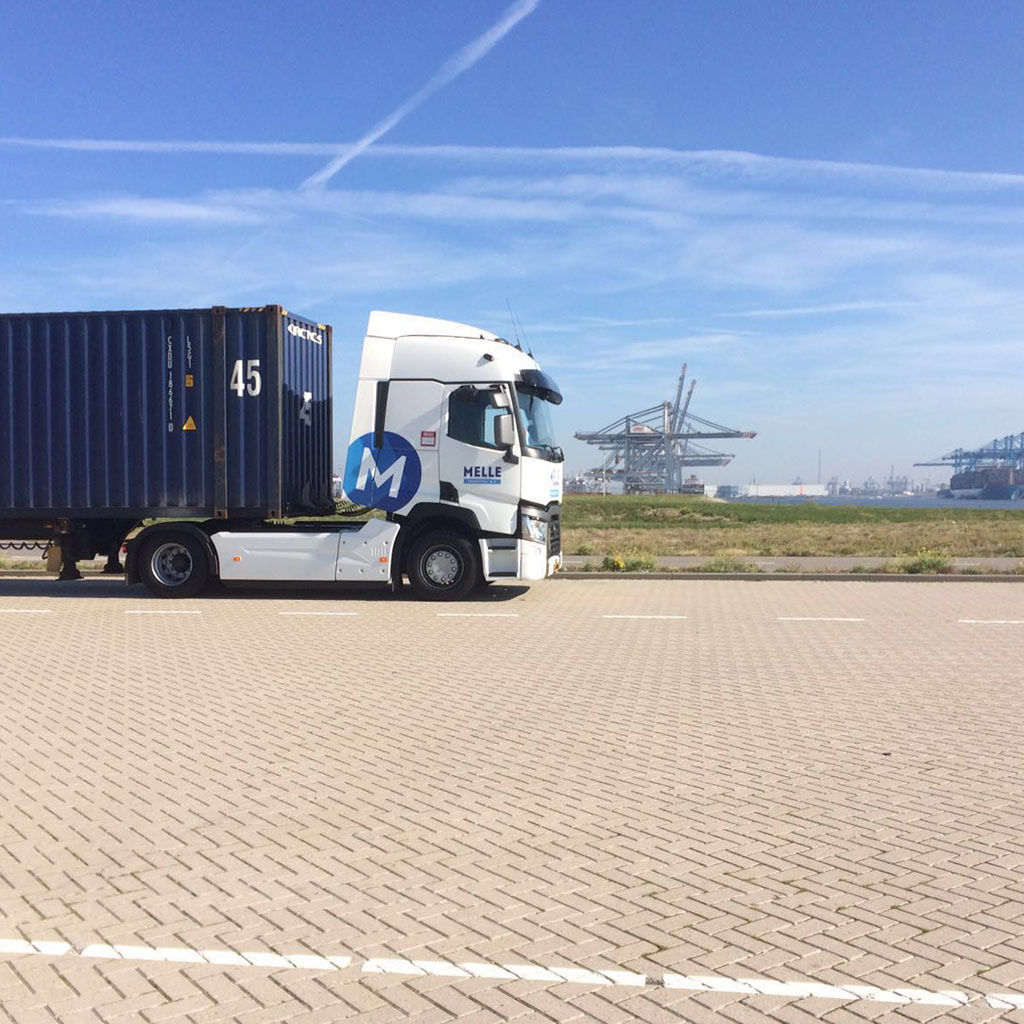 Melle Transport Euro 6 truck met een 45ft zeecontainer bij de terminals op de Maasvlakte