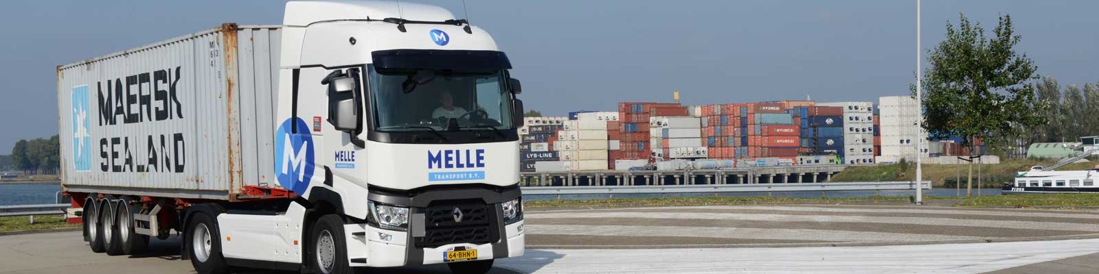 Melle Transport truck met een Maersk-zeecontainer, met containerstacks op de achtergrond