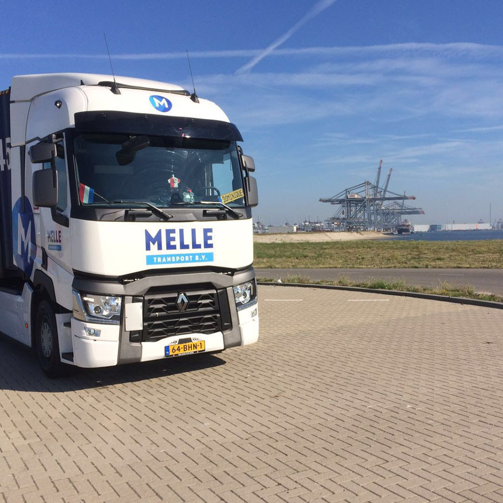 Melle Transport truck bij de Maasvlakte met de Rotterdamse haven op de achtergrond