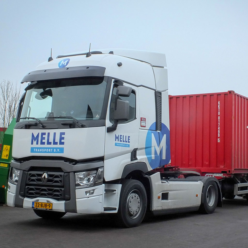Melle Transport truck met een rode zeecontainer op het chassis