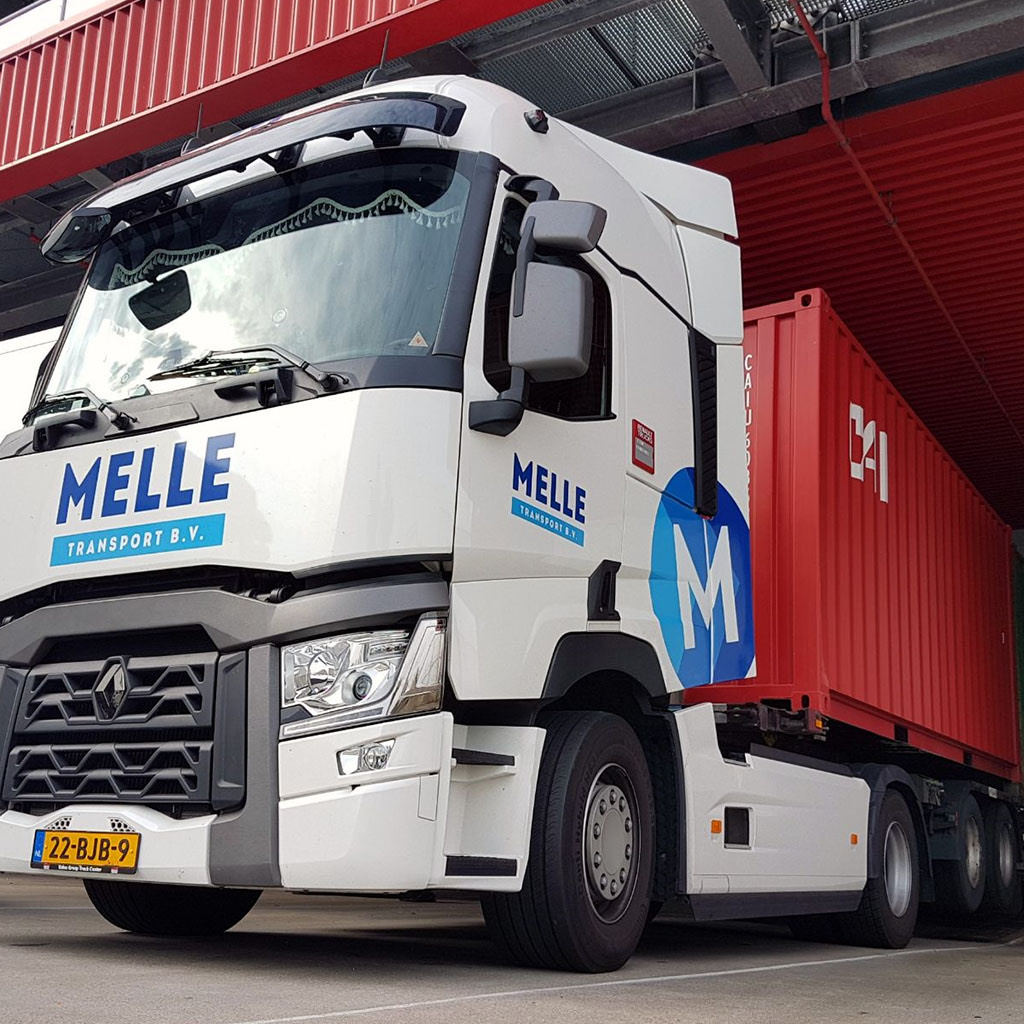 Melle Transport truck met een container onder een laadbrug