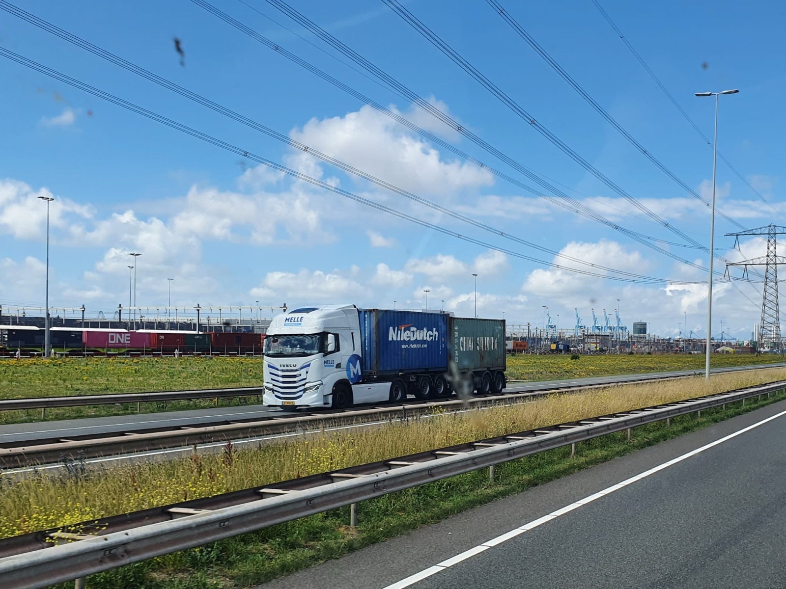 Melle Transport truck met zeecontainer onderweg in het Rotterdamse havengebied