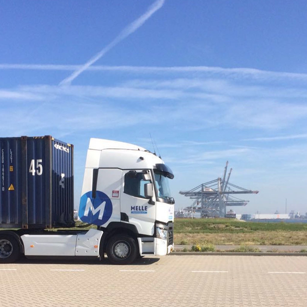 Melle Transport Euro 6 truck met een 45ft container bij de deep-sea terminal