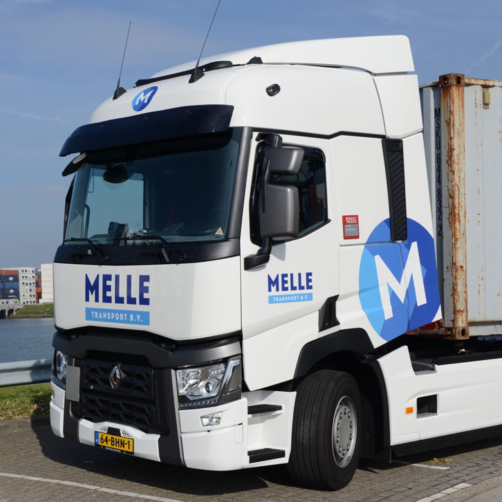 Melle Transport truck met zeecontainer langs het havenbekken