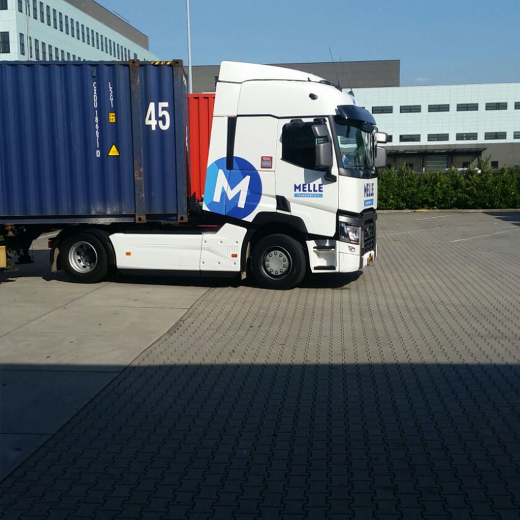 Melle Transport truck met een 45ft container op een bedrijventerrein