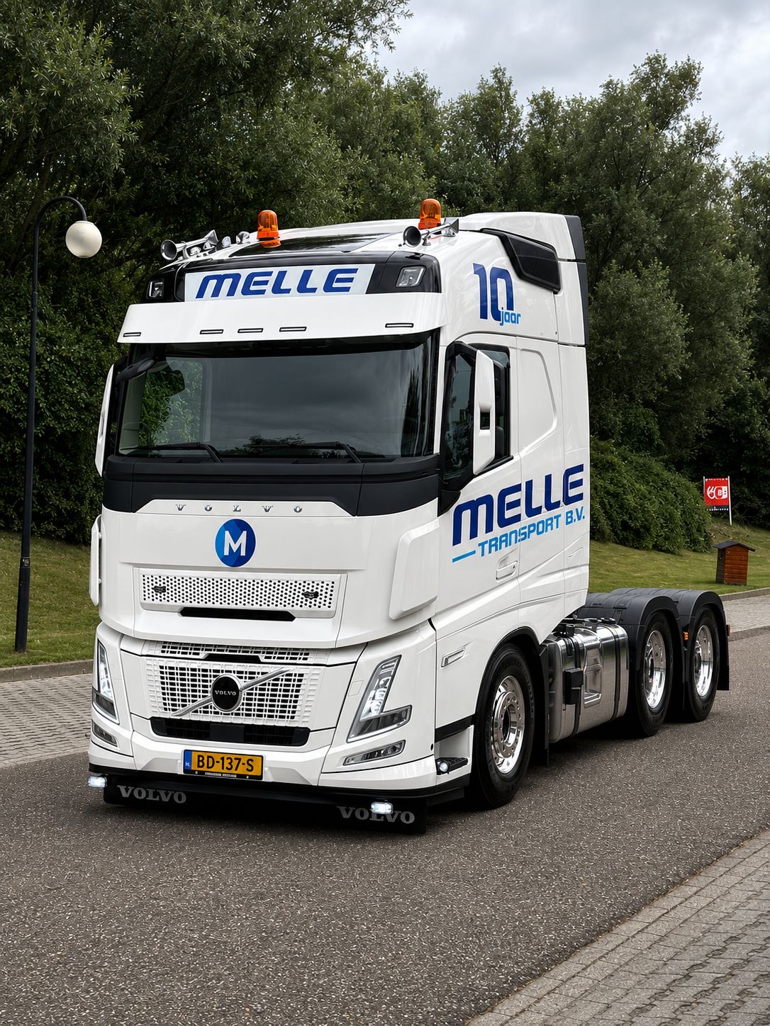 De jubileum-Volvo FH van Melle Transport met speciale 10 jaar-livery