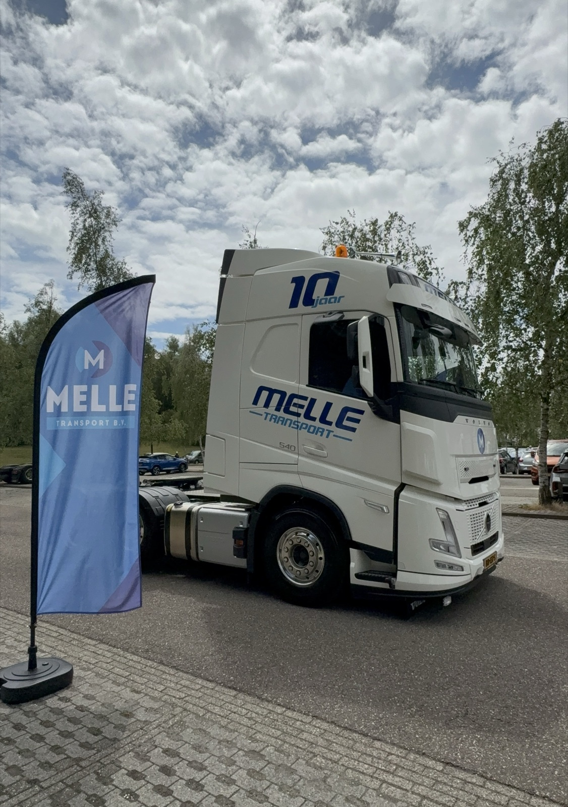De jubileum-Volvo van Melle Transport naast de Melle-beachflag