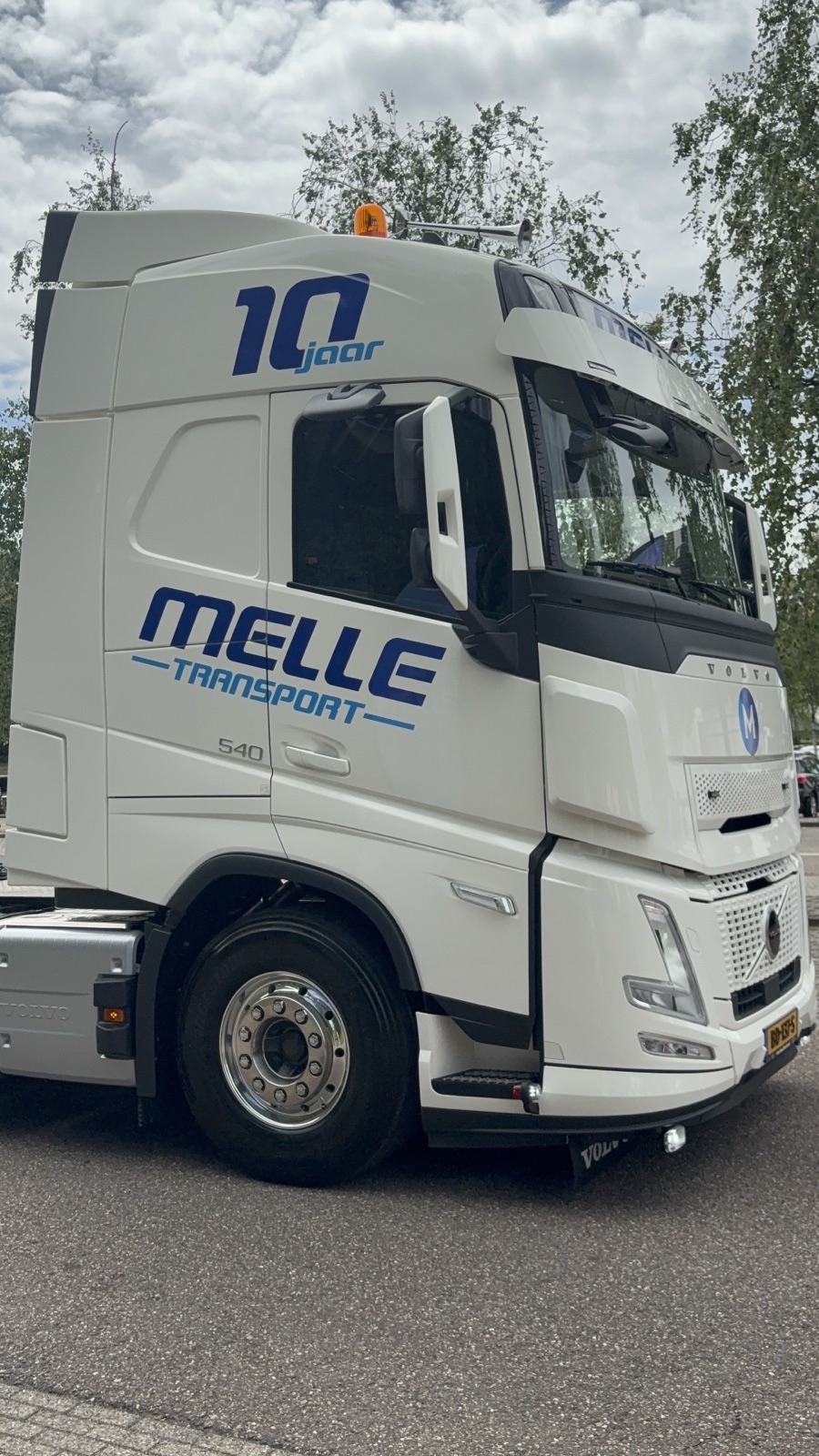 De jubileum-Volvo FH van Melle Transport met het 10 jaar-logo op de cabine