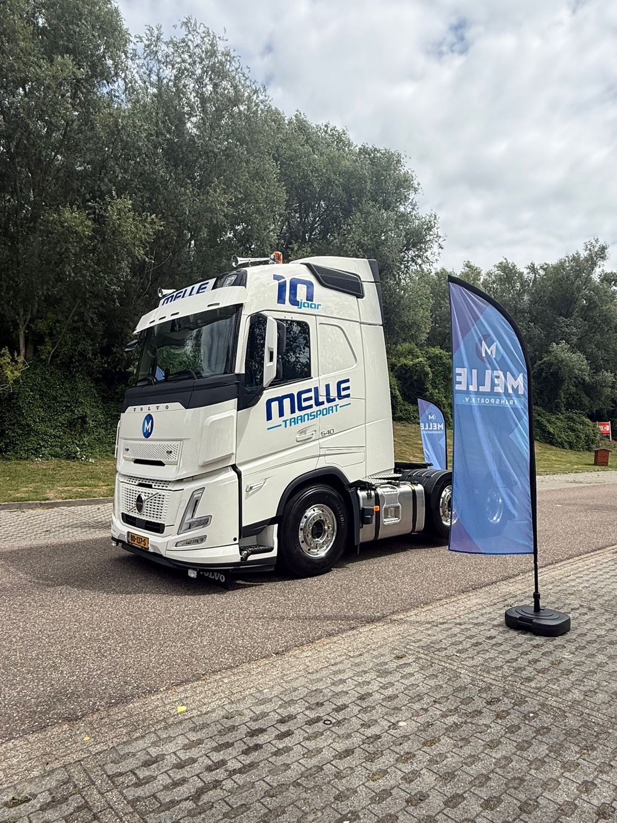 De Volvo FH 540 trekker van Melle Transport voor zwaar transport