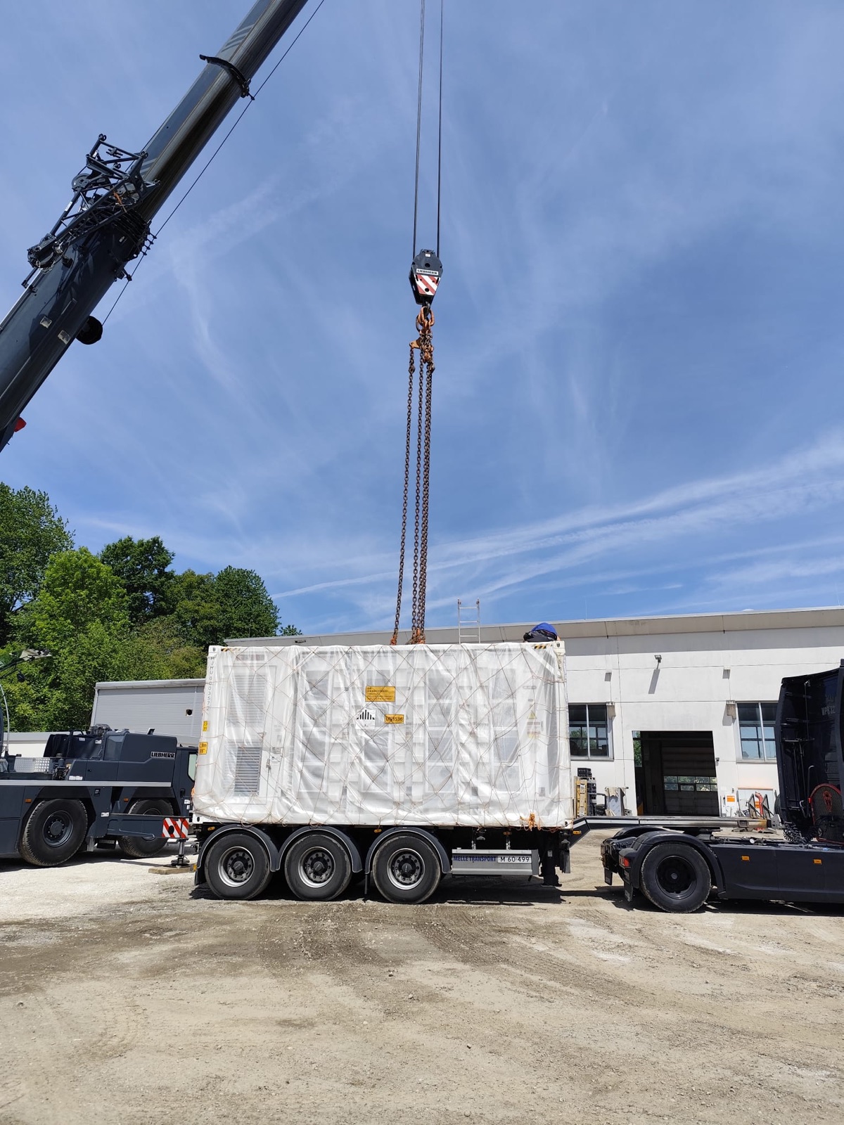 Een zware unit hangt in de telekraan boven het chassis van Melle Transport