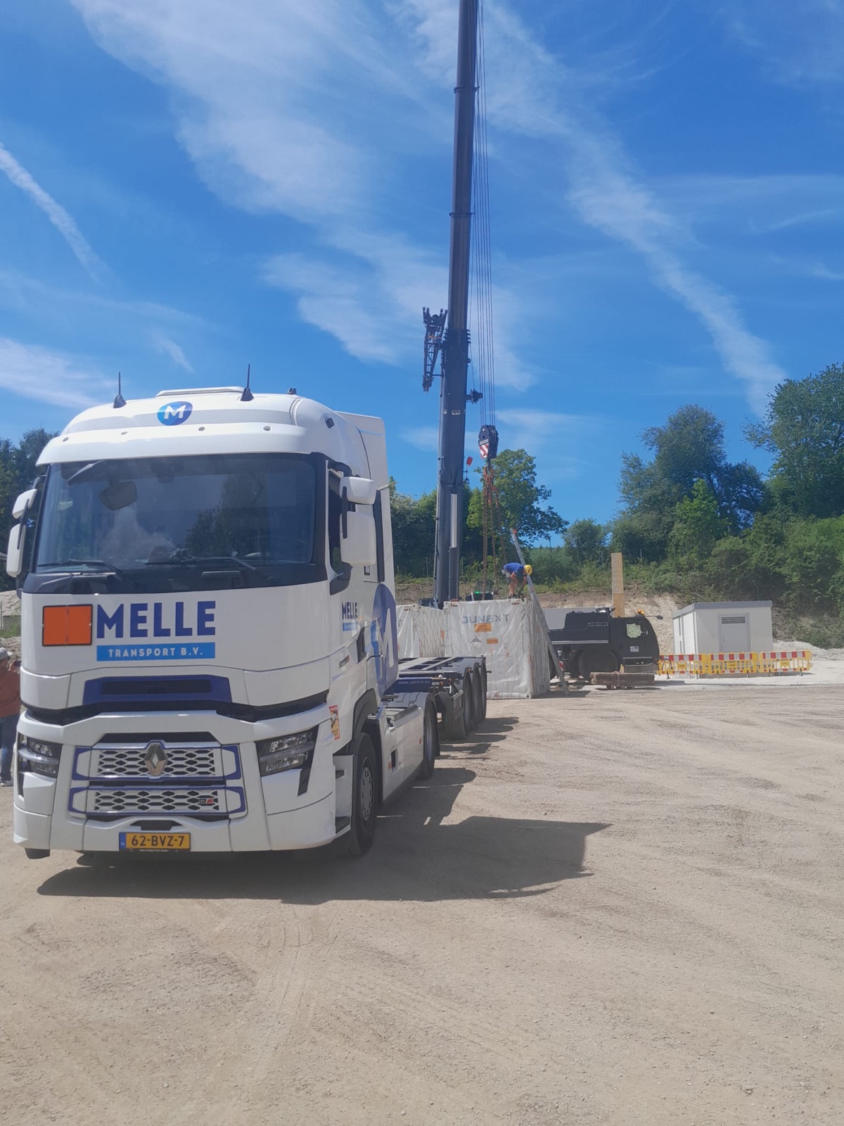 Melle Transport truck op locatie bij een projectlading met telekraan